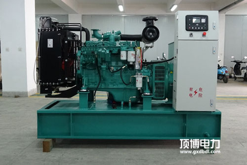 一臺750kW柴油發(fā)電機組工作小于100h，起動排氣管有大量白煙